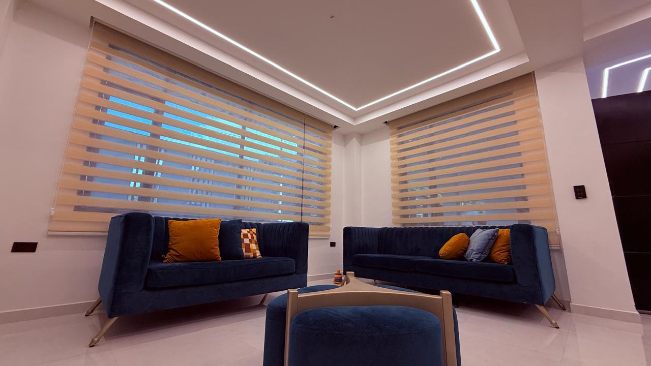 Cómo elegir Persianas Zebra para una sala moderna - CORTIMAX Blog Persianas zebra modernas instaladas en sala de estar premium CORTIMAX en Riobamba Ecuador